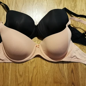 Twilfit bh:ar 70D - 2 bh:ar från Twilfit i storlek 70D. Fint skick. Obs! Hund finns i hemmet 