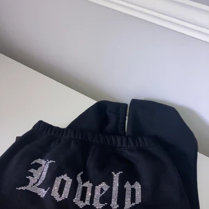 Sweatpants - Coola sweatpants från Nelly storlek S , lappar kvar. Säljes pga fel storlek. Mönstret sitter bak på byxorna. Har ej bild med de på, de sitter som vanliga mjukis i storlek S😊 