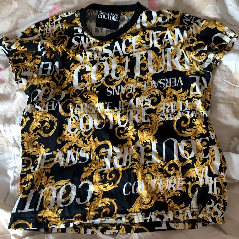 Small t-shirt i märket Versace knappt använd . T-shirts.