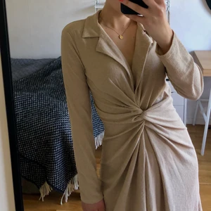  skjortklänning - Så himla fin klänning i beige. Storlek 34 men passar även 36. Köparen står för frakten.