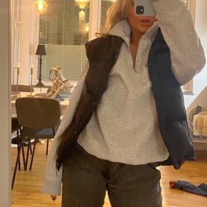 Väst - Säljer min älskade svarta väst då jag inte använder den längre, ÄLSKVÄRD som fan men fint skick!!!! 😃  skulle säga storlek oversized på storlek XS/S/M beroende på hur man vill ha den(västen är alltså typ storlek M) KÖP DIREKT FÖR 400kr BUD HÖJS MED 20kr