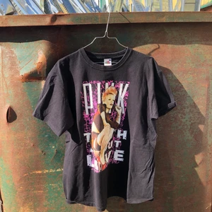 PINK TOUR TEE!! 💽💽 - Tour merch från Pinks world tour 2012; “Truth about love tour” där hon spelade i Stockholm. Tröjan har inga defekter och är i bra skick. Tröjan är L men den passar snarare en M. Tveka inte att höra av dig om du undrar något! 💽💽🌱