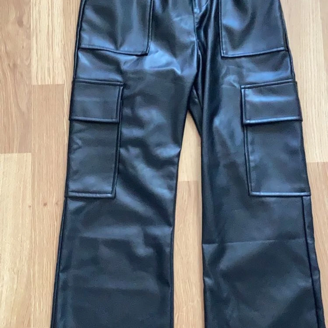 Strl XS svarta fejk skinn/ läder byxor  - 90