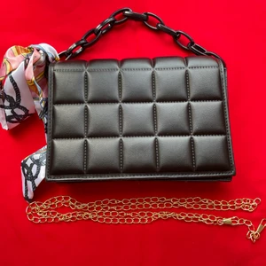 Rutig elegant svart väska  - Köpte den för en månad sen och är ej använt (inte min stil), nypris 128kr