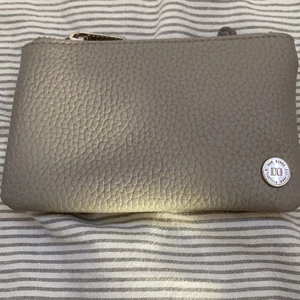 Grå plånbok  - Skitsnygg grå plånbok med en bakficka som man kan stoppa kort i och en innerficka men kan stoppa mynt i!!! De finns även en sak man kan hänga nyckeln på !!! 🚜🤍 säljer den för har fått en ny !!! 