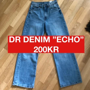 DR DENIM ECHO - Säljer dessa supersnygga jeans från DR. DENIM pga för små för mig. Aldrig använda. Köpta för 600kr, säljer för 200 exl frakt. (Frakt kostar 60kr).  Storlek W26L30, längden är perfekt och lägger sig fint över över skorna på den som är mellan 165-170. 