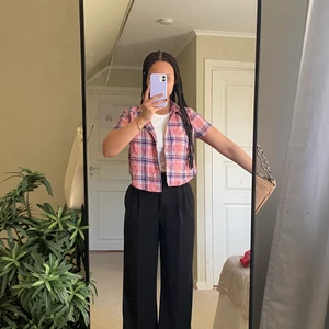 Söt blus/skjorta  - Väldigt fin croppad skjorta från forever 21 i storlek M, personligen skulle jag säga att den sitter mer som en S. 💫 köpt för 199kr nypris och säljer för 50kr+frakt