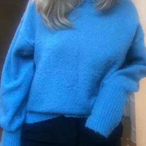 Ljusblå zara tröja  - Jättefin tröja som tyvärr aldrig riktigt kommit till användning. Är i storlek S men är oversized.