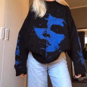 Snygg tröja med tryck - Supercool tröja från weekday som är slutsåld, nypris 500. Sparsamt använd. Passar från storlek Xs-L🤩 buda från 200!