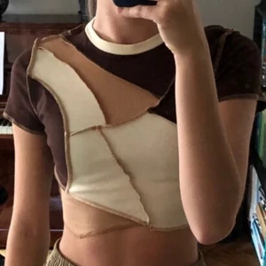 Cool tröja - Super cool och unik tröja. Knappt använd och i superskick. Croppad modell och jätteskönt tyg. Storlek xs 🖤