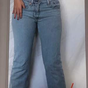 Hej! Jag säljer vidare ett par ljusa Levis jeans som jag köpte här på Plick. Storleken passade tyvärr inte. Jeansen ser helt nya ut! Inga defekter! OBS:lånade bilder från förra ägaren!