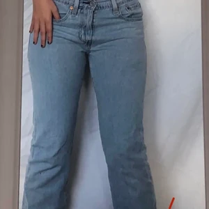 Levis jeans - Hej! Jag säljer vidare ett par ljusa Levis jeans som jag köpte här på Plick. Storleken passade tyvärr inte. Jeansen ser helt nya ut! Inga defekter! OBS:lånade bilder från förra ägaren!