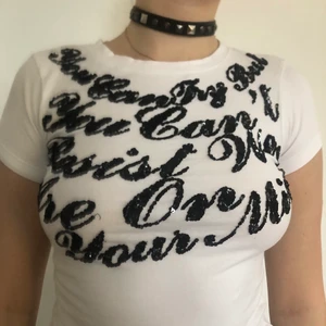 tshirt med print stl M - storlek M. helt oanvänd, har endast klippt bort prislappen. möts upp i stockholm eller fraktar. *köpare står för frakt och swishar innan plagget fraktas. 💌👾