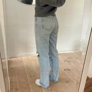 Slitna jeans från Gina tricot (har klippt hålen själv), som jag fått många komplimanger för när jag använt 💖 Har tyvärr tröttnat på dom. Jag är 170cm lång <3 skriv privat vid frågor / intresse ❤️‍🔥❤️‍🔥 pris kan diskuteras