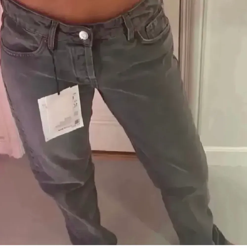Skitsnygga grå jeans i strl 34. Säljer pga de är för små.. Jeans & Byxor.