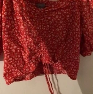 Somrig topp - Topp från lindex som är perfekt till sommarn. Den är knappt använd, frakt ingår ej