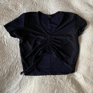 Glittrig croptop - Glittrig croptop från Urban i strlk M men passar xs/s/m så storleken känns ganska fri! Använd vid 1 tillfälle så i toppskick!