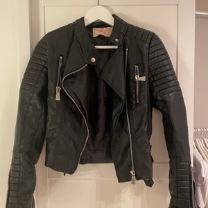 Skinnjacka  - Snygg skinnjacka från Chiquelle i storlek 36. säljer för 250kr+frakt (ordinarie pris 699kr) Har en annan jag gillar mer därav säljer jag🥰