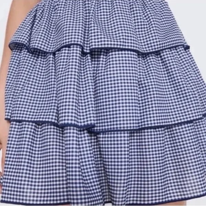 Volangkjol Zara - Säljer denna blårutiga volangkjol från zara i storlek M. Köptes för ca ett år sedan men har inte kommit till användning och är därför i nyskick. Fraktar eller möts upp i Stockholm (köpare står för frakt). 💓