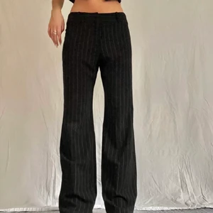 Lågmidjade kostymbyxor  - Så snygga långa randiga lågmidjade kostymbyxor!💞 Köpte här på plick men dom var tyvärr lite för små😩Midjemått: 80cm och innerbenslängd: 86cm. Skriv vid frågor!! (Lånade bilder av @elsalauritsen)