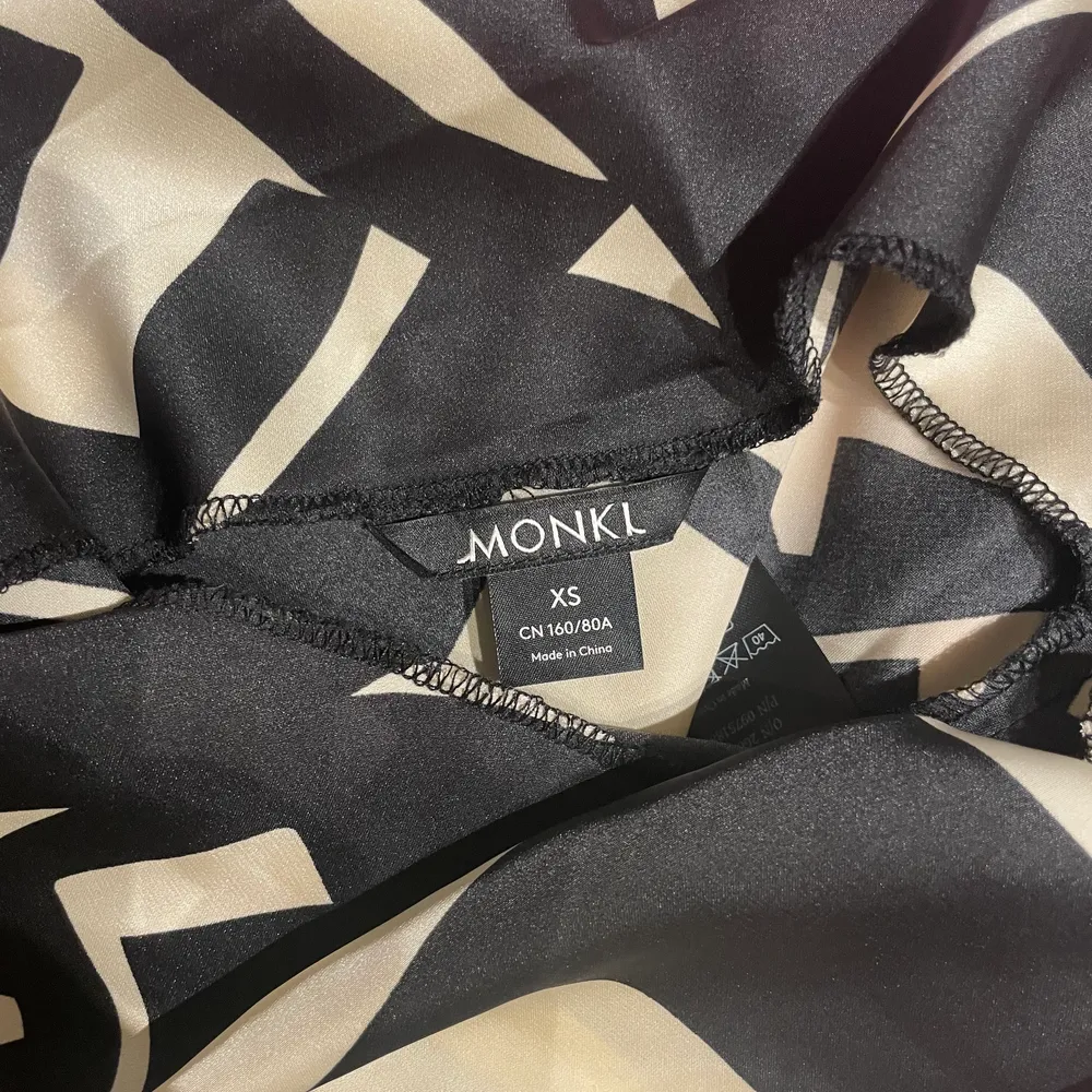 Säljer detta fina linne som är i ett glansigt material från Monki. Det är endast använt en gång då det tyvärr är för litet för mig:(💕💕💕💕 . Toppar.