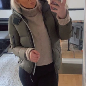 Dbrand jacka  - Säljer min militärgröna vinterjacka i dun från Dbrand💖 fint skick! Sparsamt använd! Ny pris: 1999kr, mitt pris: 500kr. Köparen står för frakten 💖