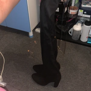 Boohoo  - Hej jag är ny här, jag säljer denna klackstövla för jag inte använder dom längre så kände att jag ville sälja den, jag köpte den i Boohoo och jag har änvänt den 1-2 gånger så den är helt ny ( skriv gärna nån som är intresserade) puss 