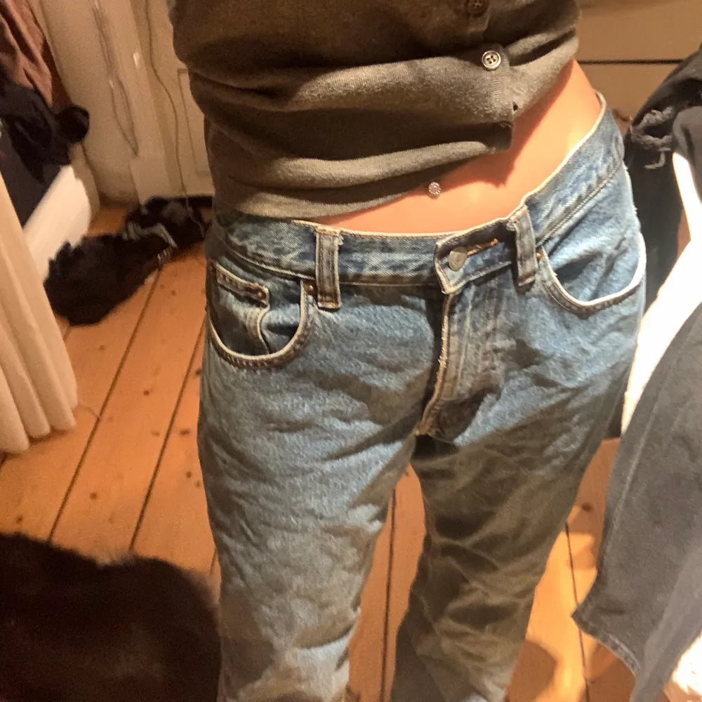 Säljer dessa lågmidjade jeans då jag tycker att dom är för stora på mig🥰 köpte dom här på Plick och skulle säga att det är storlek M och jag är vanligtvist S🥰 säljer för 130kr+frakt(66kr)🥰 är 162 ish för referens. Jeans & Byxor.