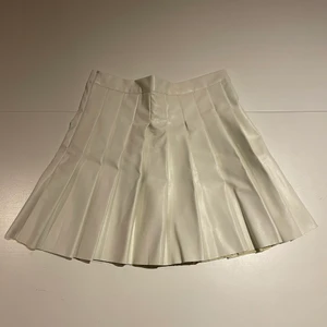 Vit 90’tals kjol, M - Det är en kjol i skinnimitation i storlek M. 