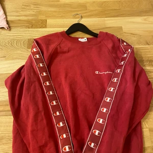 Champion vintage crewneck storlek M  - Säljer min vintage Champion crewneck då den inte kommer till användning längre. Det är en herrmodell i storlek Medium, vilket innebär en lite mer lös passform på den. 🧚🏻‍♀️✨