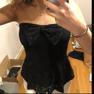 Storlek S - Jätte fint plagg använder inte den, bara använda några få gånger. Fler bilder och frågor är det bara att skriva privat.