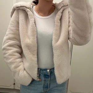 Jacka - Varm och mysig jacka från Vero Moda som håller en varm om vintern. Har en stor luva och fickor framtill. Använd 2-3 gånger så i nyskick