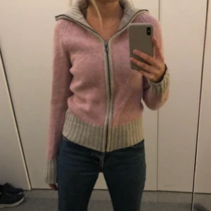 Stickad kofta  - Varm och mysig grå/rosa stickad kofta, köpt vintage