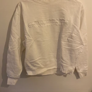 Carin Wester vit tröja - En vit Carin Wester tröja där det står Carin Wester på bröstet. Använd ett par gånger med fint skick. Storlek xs