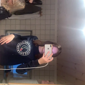 Boomerang sweatshirt  - Säljer då denna boomerang sweatshirt då den inte kommer till användning . Tänker sälja den för 250kr, originella priset kommer jag inte ihåg men det är ca  500kr. Tröjan är en man modell i storlek M men jag tycker att den är rätt liten och hade nog passat för dig som har storlek S 