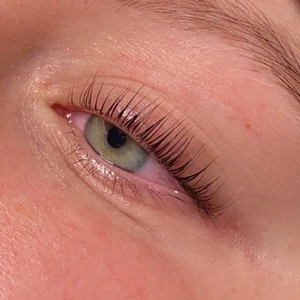 Fransar och bryn  - Hej alla fina! Jag gör nu ett inlägg här på Plick för att marknadsföra mig själv och berätta att jag är utbildad fransstylist, certifierad i lashlift,browlift och browhenna. Jag skickar gärna certifikaten på bild så ni får se allt. Jag håller till i Stockholm. Ni är varmt välkomna att skriva vid frågor, både här och på min DM på instagram. Om du uppger att du hittat mig på plick och även bokar en tid hos mig antingen här/DM får du 50kr rabatt på valfri behandling. Min instagram: fransarjosefin