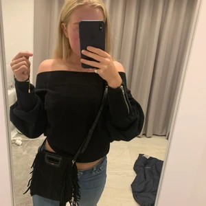 OFF SHOULDER FRÅN FREE PEOPLE - Såååå fin tröja, som man antingen kan ha off shoulder, one shoulder eller hur man än känner för! Jag fick den för många årsedan men den har aldrig använts, då den var för stor. Verkligen så snygg & fin 🤍🤍🤍🤍🤍 Den är en XS men passar även om man har större storlek då den är väldigt pösig & stor❣️