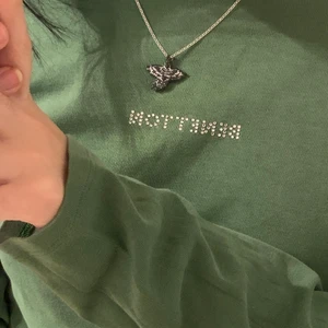 Grön långärmad - Tröja från benetton, Köpt på second hand, Används sällan, lite croppad, kontakta om mer info!🥰