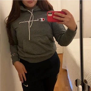 Grå Champion hoodie  - En jätte fin grå Champion hoodie som inte kommer till användning alls och i storlek M ❤️bra skick och bra matrial använts en gång 