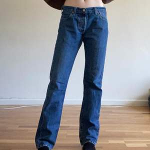 Säljer dessa blåa lågmidjade Levis jeans köpta på secondhand. Midjemått ca 80, innebenslängd ca 78. Jag är 169 och bär vanligtsvis 34/36 i jeans. Köparen står för frakten. Skriv gärna vid frågor💞