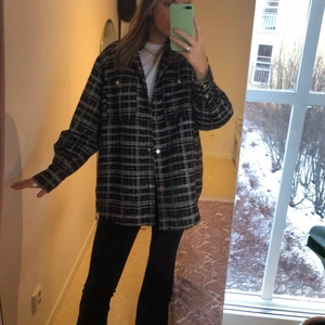 Oversiez jacka  - En svart/vit oversiez jacka från H&M i storlek XL. Jag är egentligen en M , men den funkar skitbra som oversiez. 