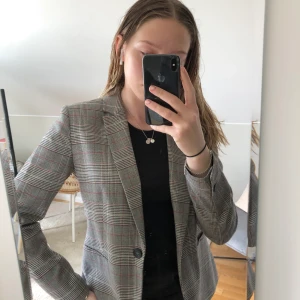 Zara kavaj - Size S - Rutig kavaj, enbart använd 2 gånger så i väldigt fint skick. 