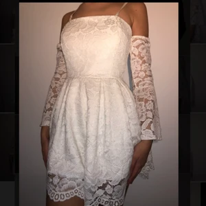 Vit kläning/jumpsuit  - Det är en vitspets jumpsuit men ser ut som en klänning, det är ungefär st xs/s köpt utomlands