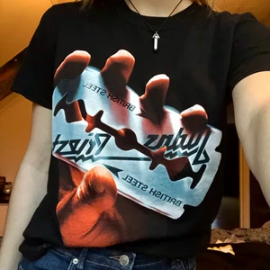 Band T-shirt  - Säljer denna Judas Priest T-shirt som e köpt på shock i Gbg pga den är för liten i min smak. Använd fåtal gånger o i bra skick. Storlek M men jag skulle säga att den är mer åt S hållet. Nypris:300kr