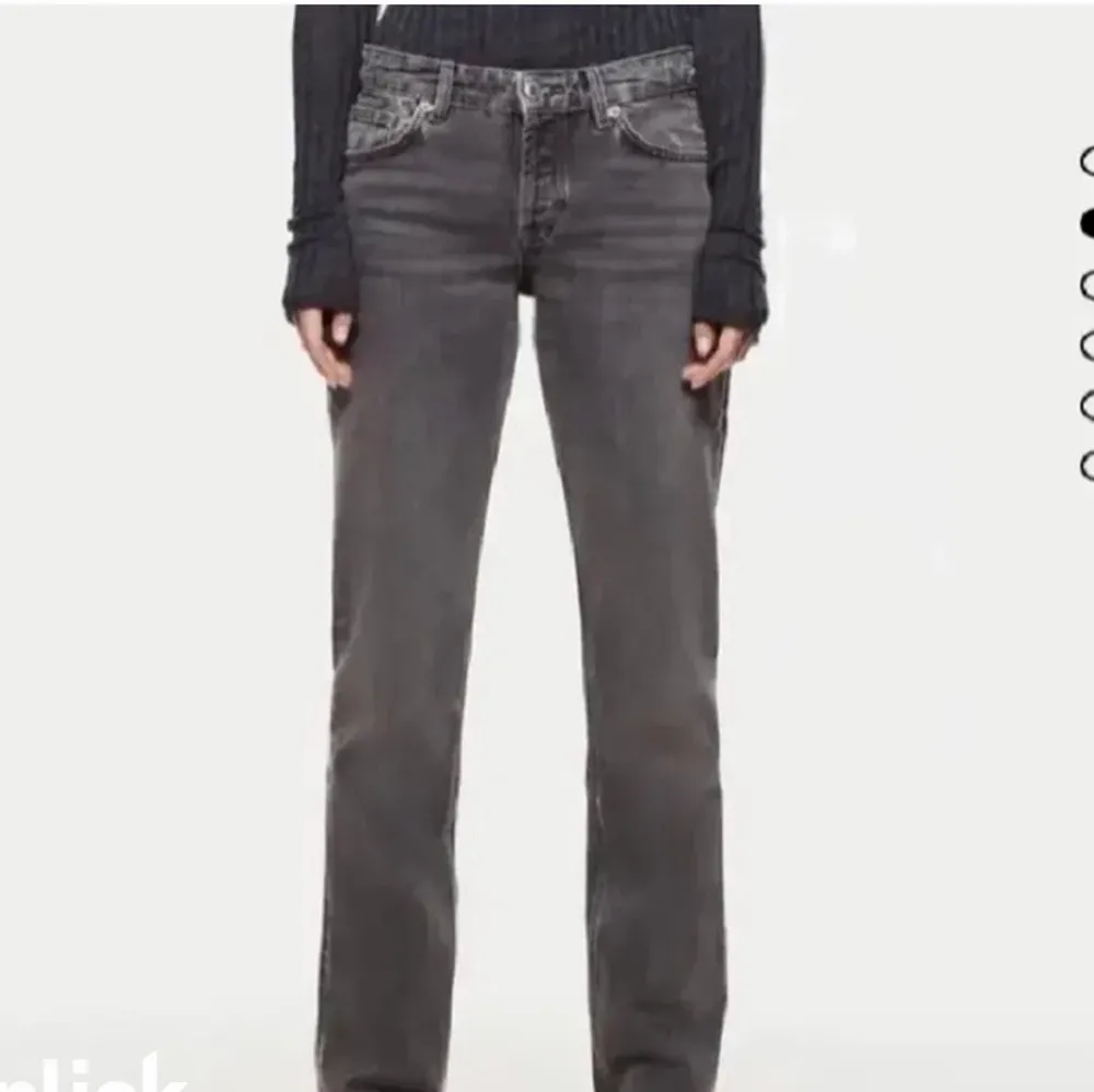 Säljer dessa populära zara jeans:) Jag har storlek 40 men är egentligen en 36 men jag vill ha de lite lösare. . Jeans & Byxor.