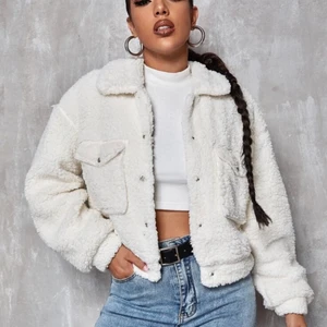 Vit teddyjacka - Jättefin och varm teddyjacka som är helt ny köpt. Har ingen användning utav den. Pris kan diskuteras.