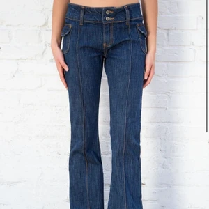 Brandy Agatha low-waist jeans - Väldigt fina brandy Melville jeans. Hela oanvända, passade tyvärr ej mig och säljer dem nu därför. Bilderna är tagna från brandy Melvilles hemsida!! Ser i precis ut som på bilderna. Dem passar bra i längden på mig. Jag är 172 cm. Dom frågor kontakta mig! :)