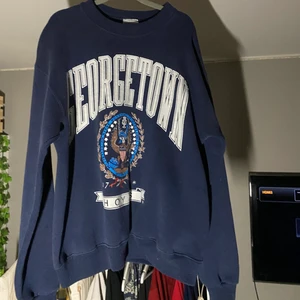 90s College Sweatshirt  - Georgetown Sweatshirt 90s nästan aldrig använt.            Men S eller Dam M
