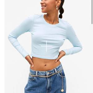 Ljusblå crop top från Monki, storlek S. 