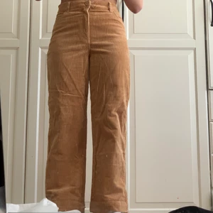 Manchesterbyxor  - Supersköna och varma manchesterbyxor från monki. Passar mig som är 164cm perfekt varken för långa eller korta. De är högmidjade i en beige brun färg och består av 89% bomull. Köparen står för fraktpriset!